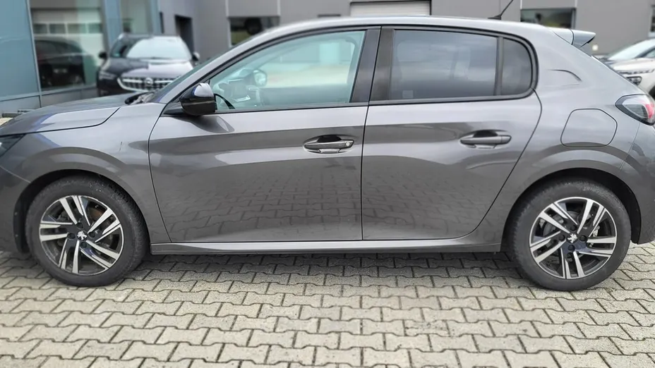 PEUGEOT 208 -