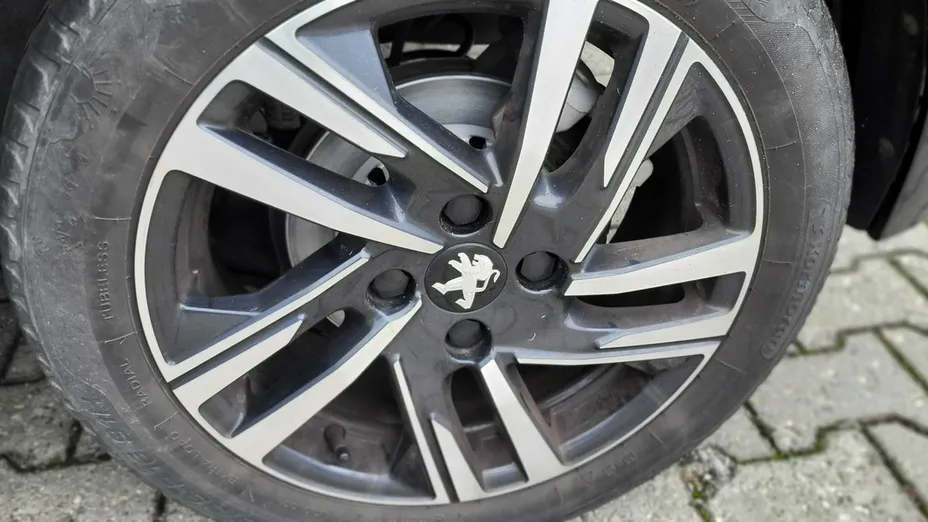 PEUGEOT 208 -