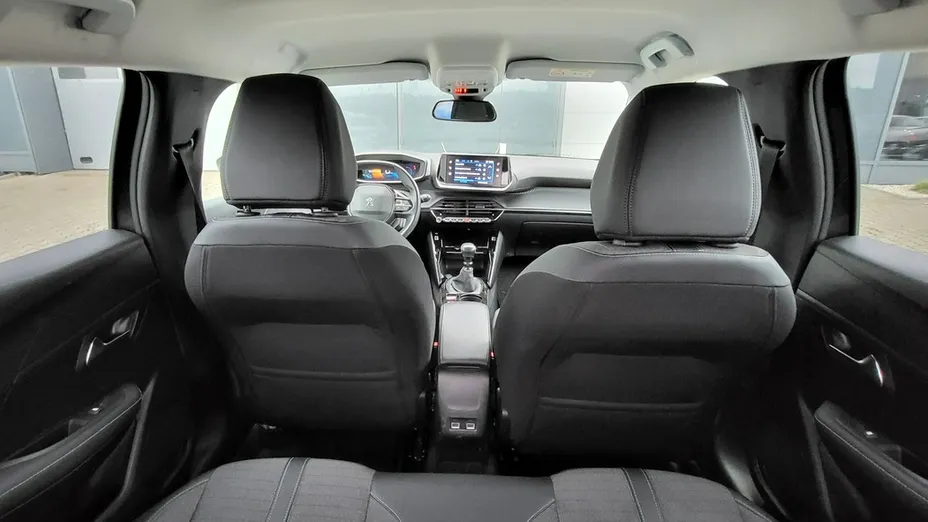 PEUGEOT 208 -
