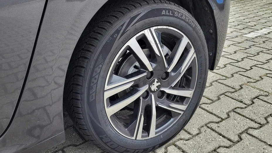 PEUGEOT 208 -