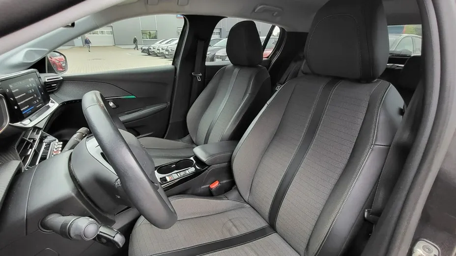 PEUGEOT 208 -
