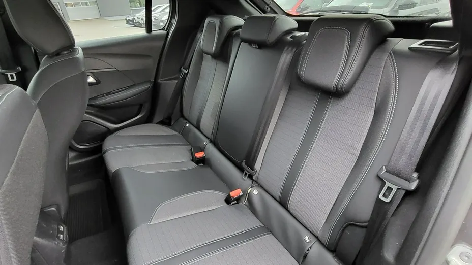 PEUGEOT 208 -