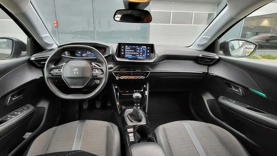 PEUGEOT 208 -