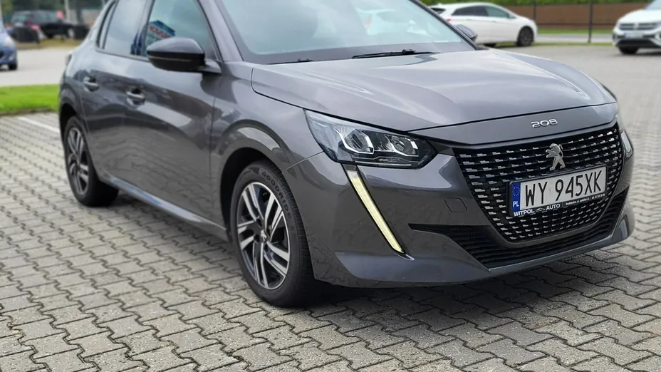 PEUGEOT 208 -