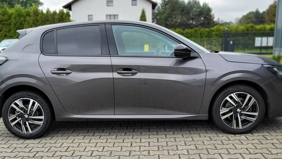 PEUGEOT 208 -