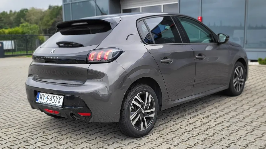 PEUGEOT 208 -