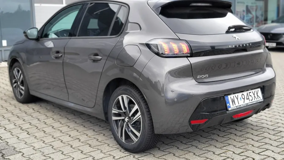 PEUGEOT 208 -
