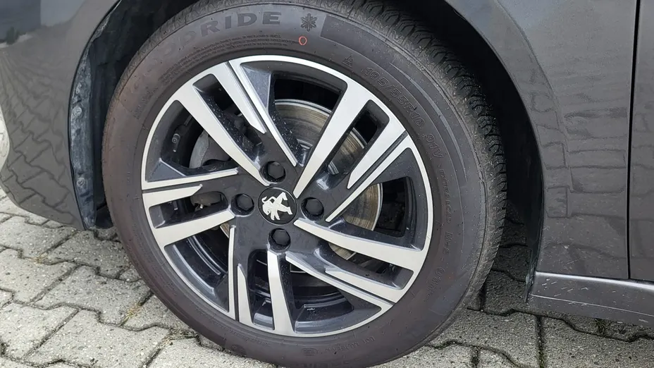 PEUGEOT 208 -