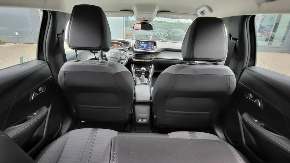 PEUGEOT 208 -