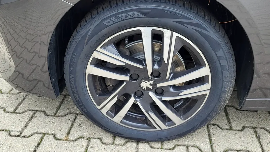 PEUGEOT 208 -