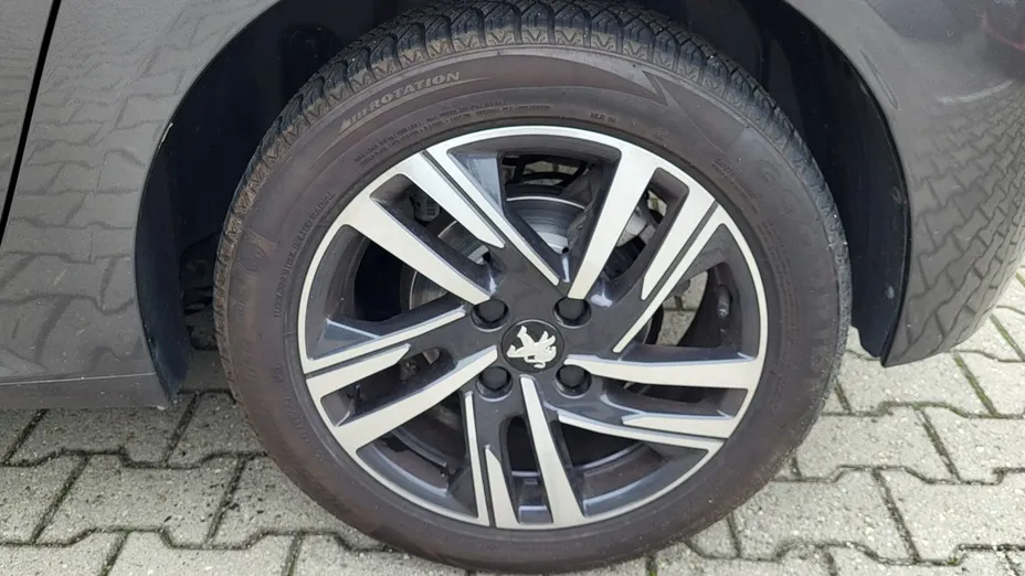 PEUGEOT 208 -