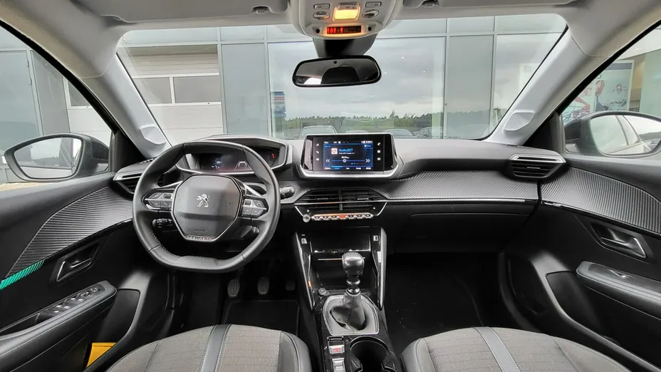 PEUGEOT 208 -
