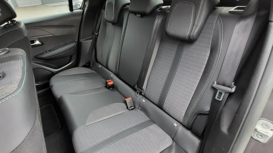 PEUGEOT 208 -