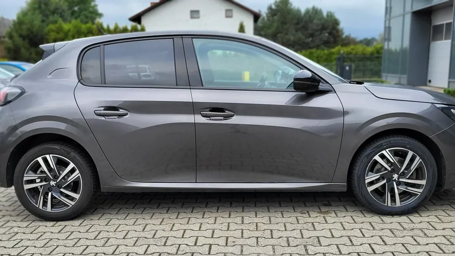 PEUGEOT 208 -