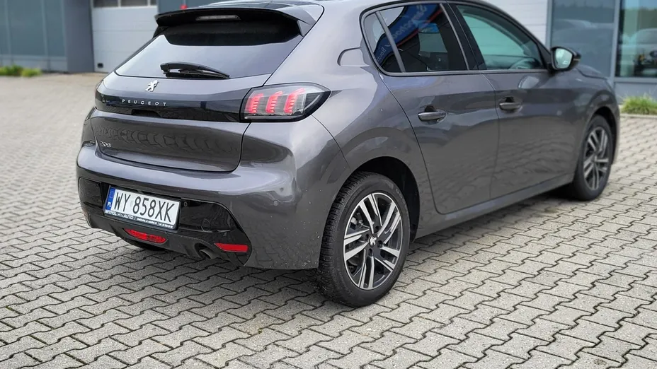 PEUGEOT 208 -