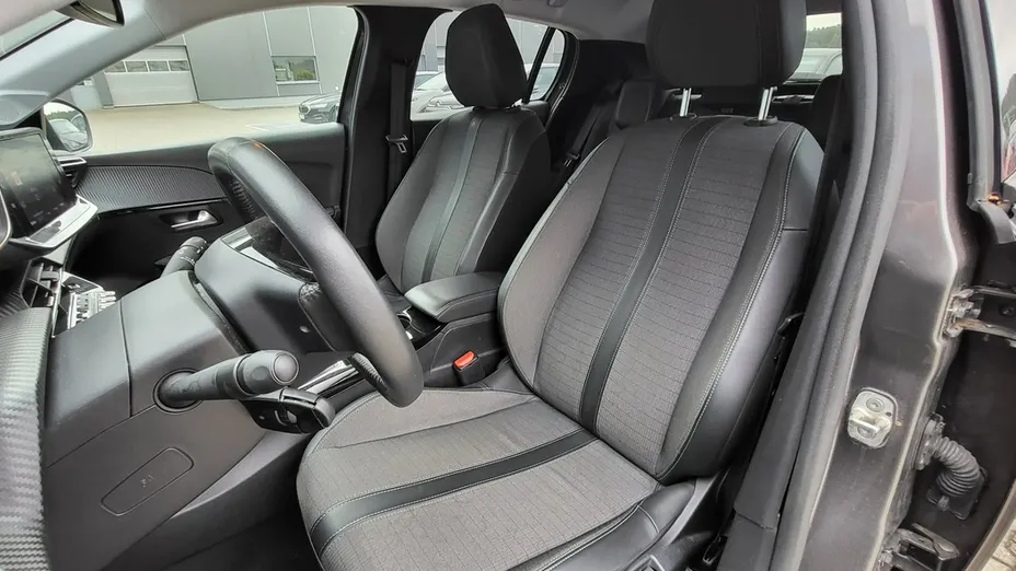 PEUGEOT 208 -
