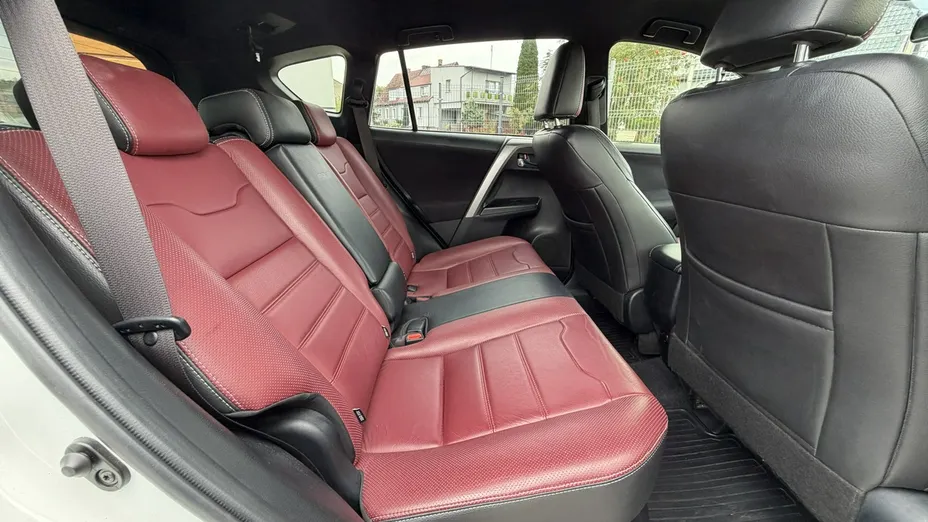 TOYOTA RAV4 -