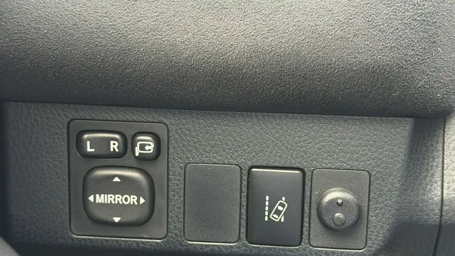 TOYOTA RAV4 -