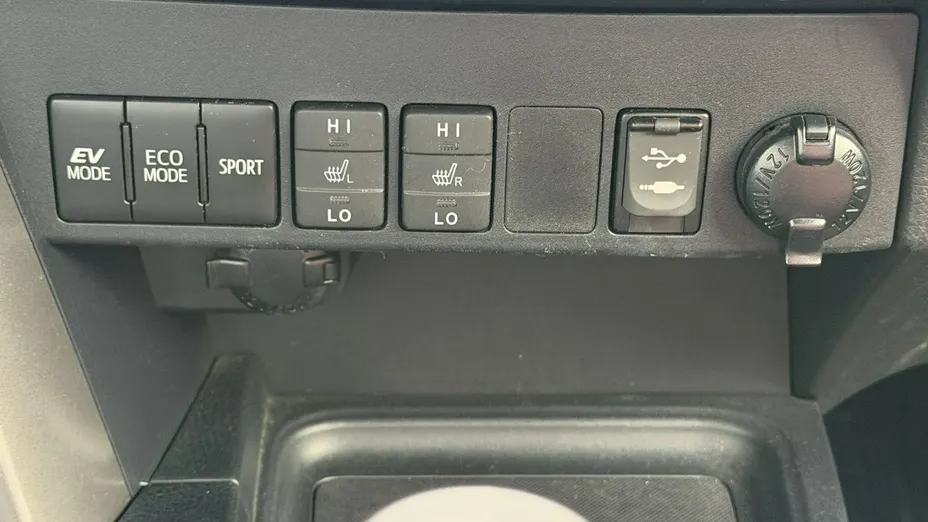 TOYOTA RAV4 -