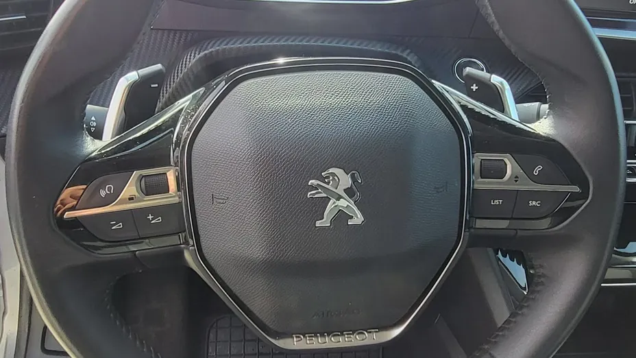 PEUGEOT 208 -