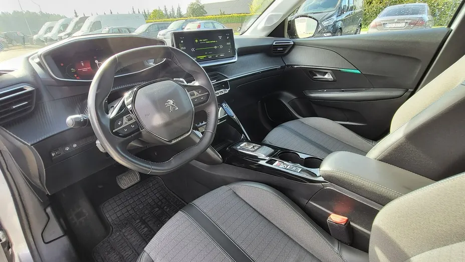 PEUGEOT 208 -