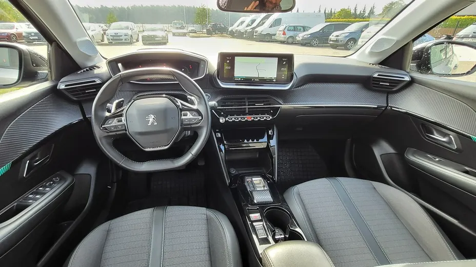 PEUGEOT 208 -
