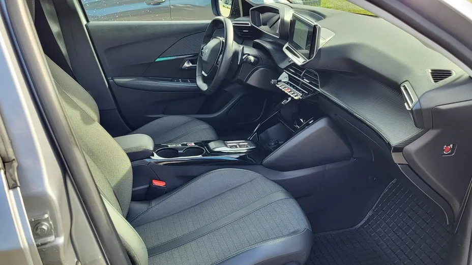PEUGEOT 208 -