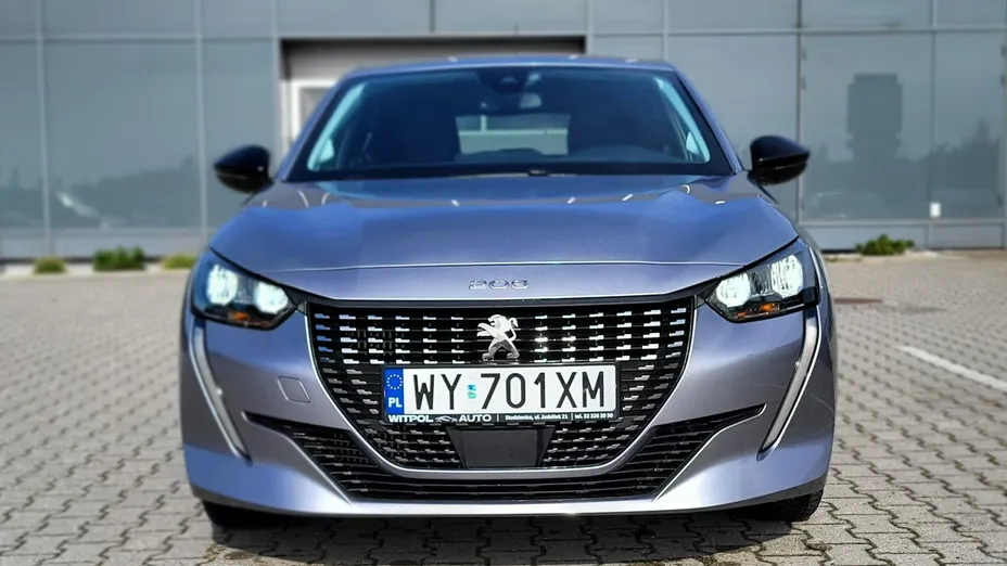 PEUGEOT 208 -