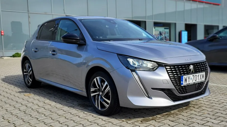PEUGEOT 208 -