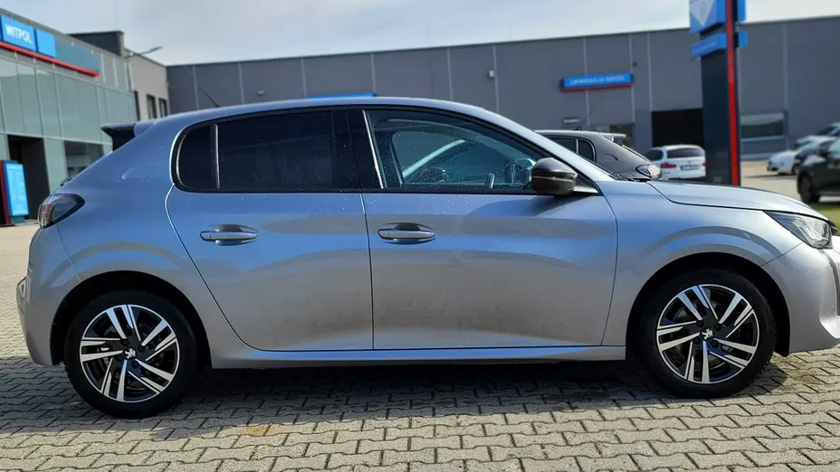 PEUGEOT 208 -