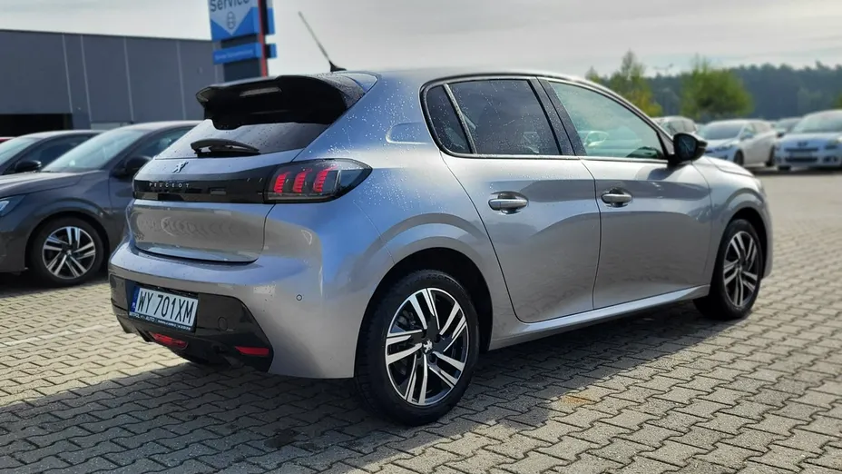 PEUGEOT 208 -
