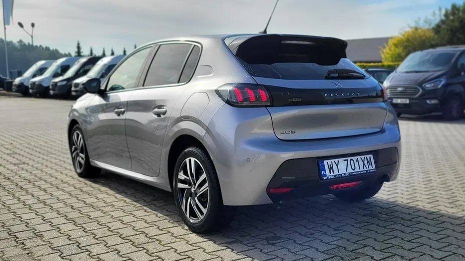 PEUGEOT 208 -