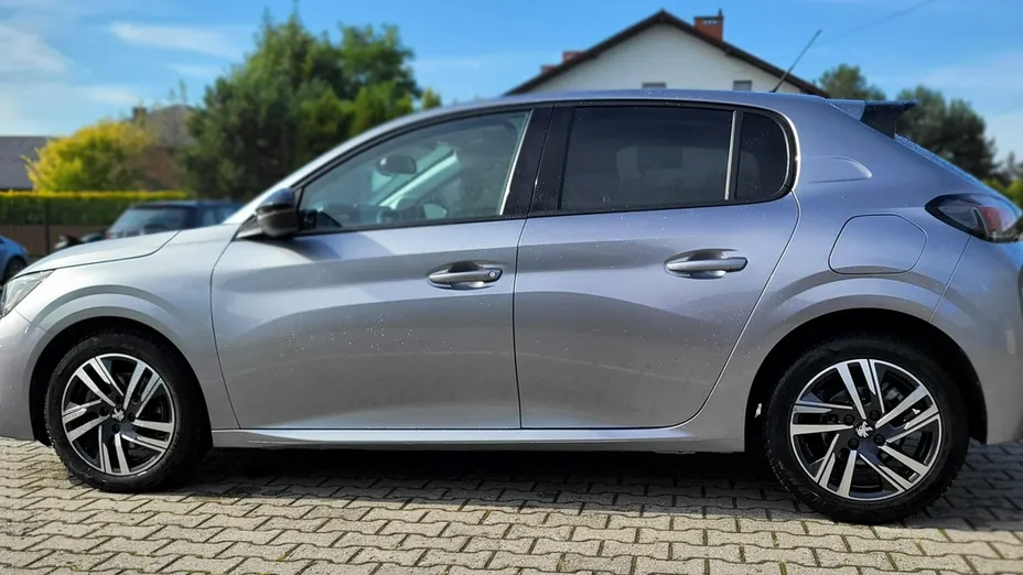 PEUGEOT 208 -