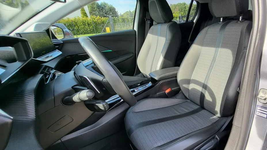 PEUGEOT 208 -