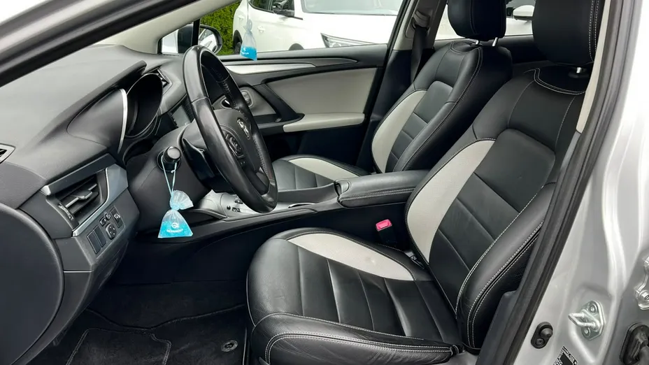TOYOTA Avensis -