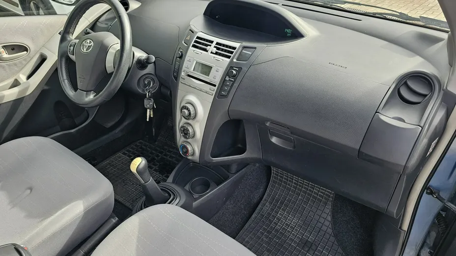 TOYOTA Yaris -