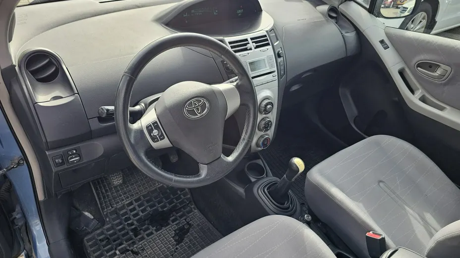 TOYOTA Yaris -