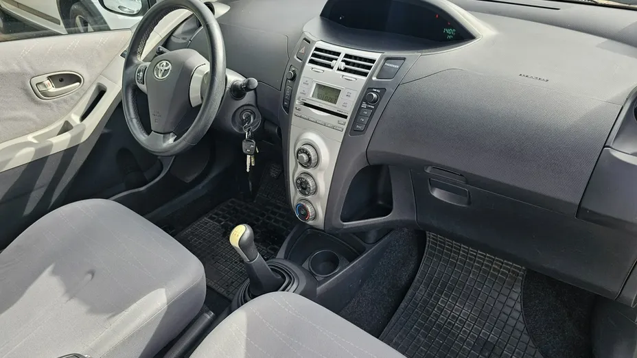 TOYOTA Yaris -
