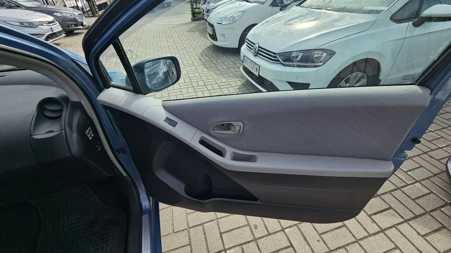 TOYOTA Yaris -