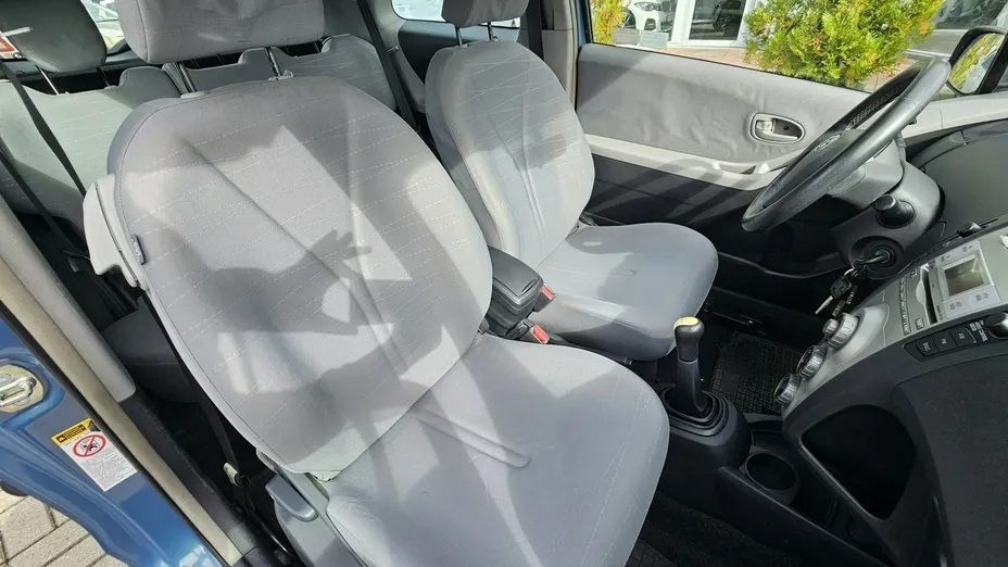 TOYOTA Yaris -