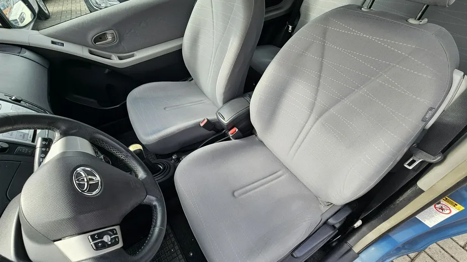 TOYOTA Yaris -