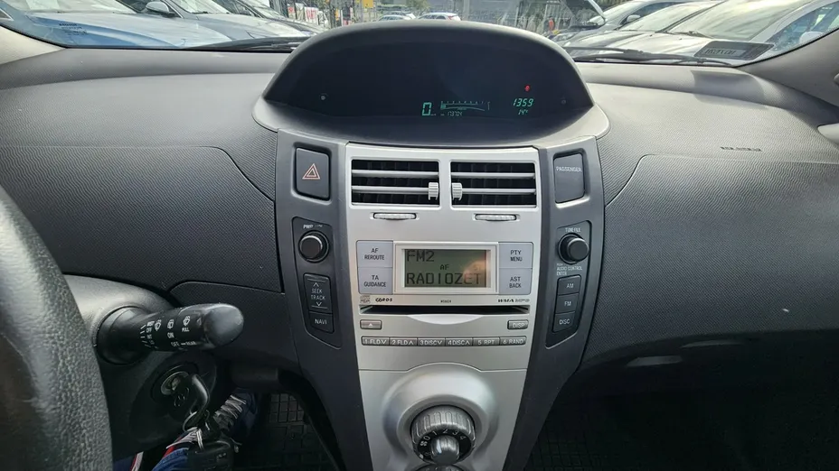 TOYOTA Yaris -