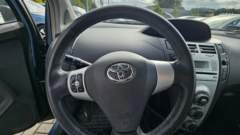TOYOTA Yaris -