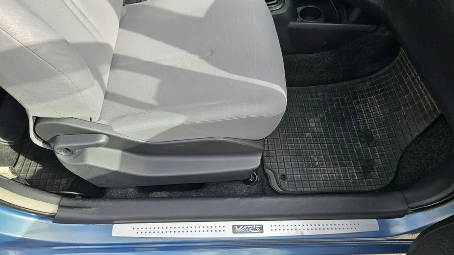 TOYOTA Yaris -