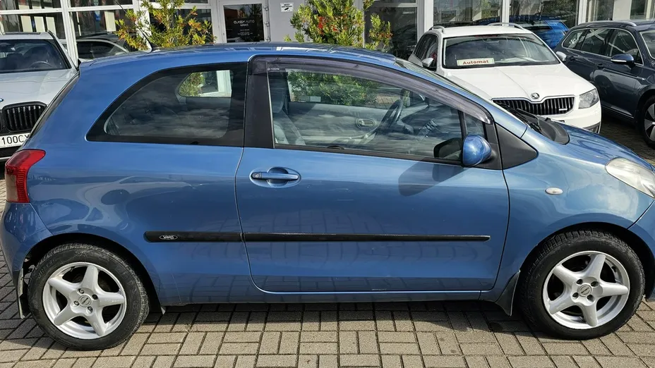 TOYOTA Yaris -