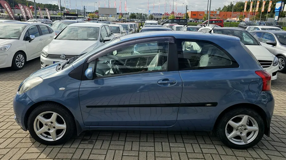 TOYOTA Yaris -