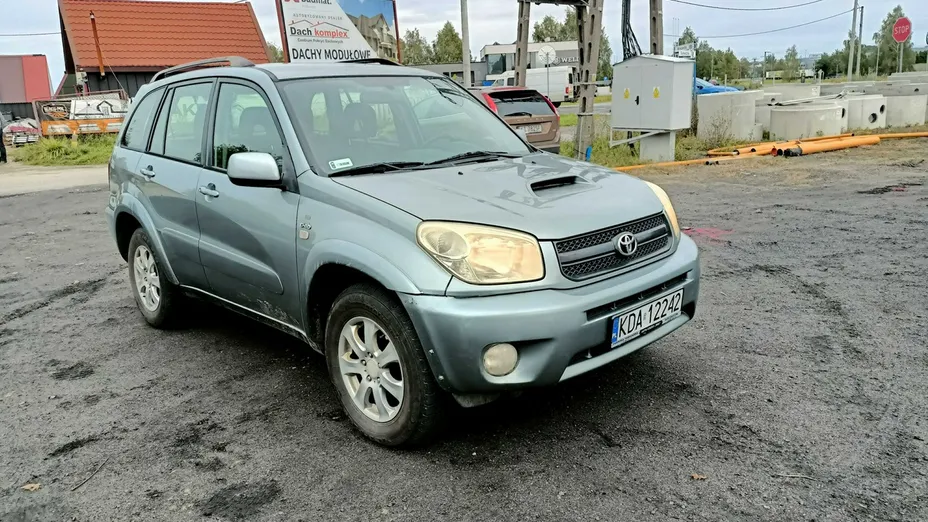 TOYOTA RAV4 -