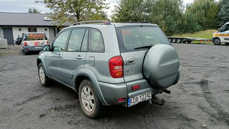 TOYOTA RAV4 -