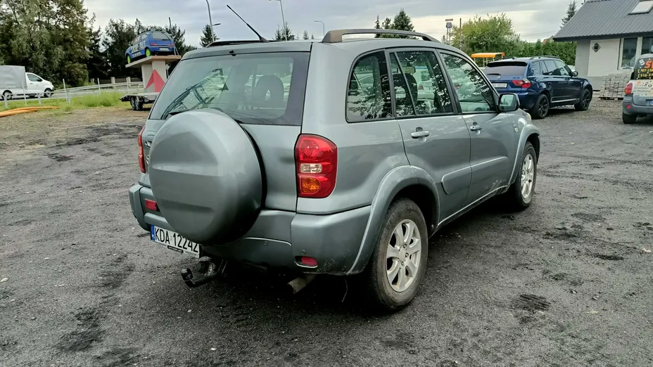 TOYOTA RAV4 -