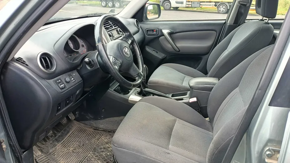 TOYOTA RAV4 -